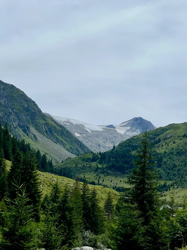 Der Piz Medel ist am Talende bereits sichtbar§