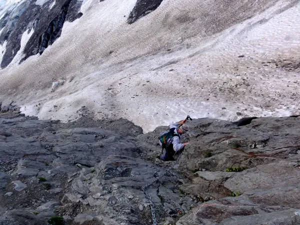 Steiler Abstieg von der Grünhornhütte zum Gletscher