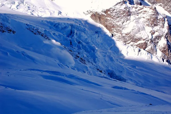 Eine Eislawine donnert ins Tal