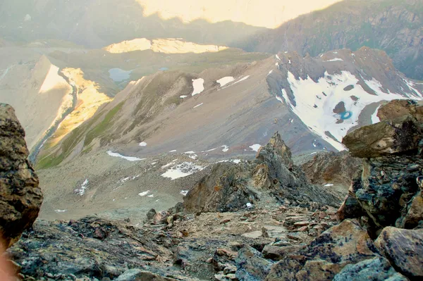 Aufstieg am nächsten Morgen, zusammen mit Andi. Unten der Col de Lire Rose mit dem Biwak