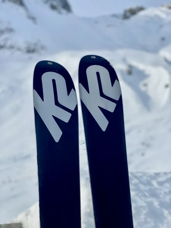 Die Skier stehen bereit für die Abfahrt