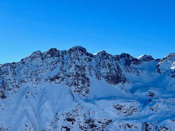 Hinter dem Piz Champatsch guckt - ganz knapp - der Gipfel des Piz Linard hervor