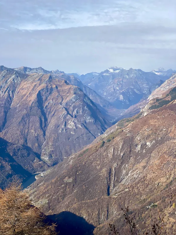 Tiefblicke zum Verzasca-Stausee