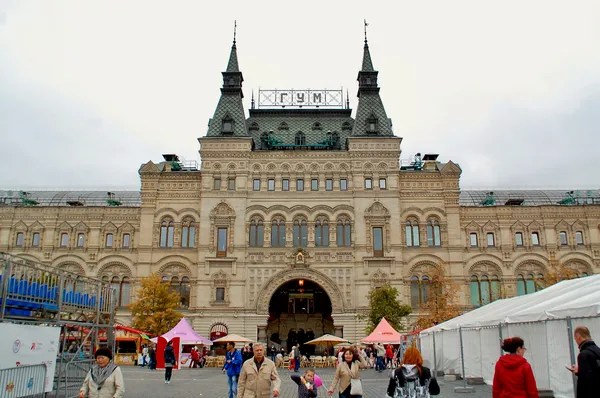 Warenhaus Gum. Einst in Krämerhaus, heute preisen die Luxusmarken aller Welt ihre Waren an.
