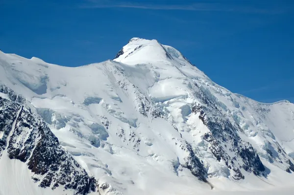 Das Aletschhorn mit der Haslerrippe in der Bildmitte