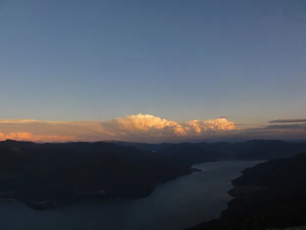 Eine riesige Gewitterwolke über dem Piemont. Später werden dort im Minutentakt Blitze zucken
