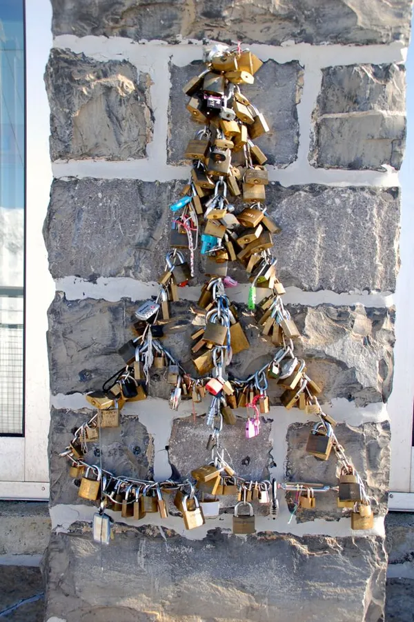 Viele Liebesbeweise auf der Aussichtsplattform der Sphinx