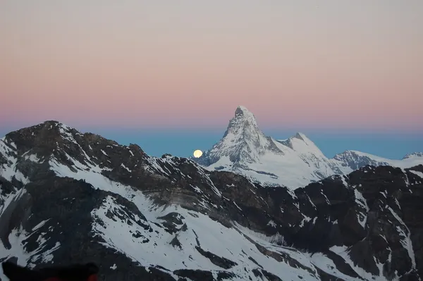 Einige Zeit später - kurz vor dem Sonnenaufgang - versteckt sich der Mond hinter dem Matterhorn
