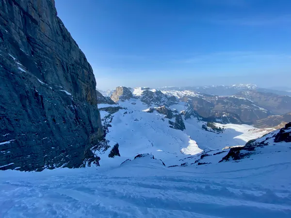 Beim Skidepot unterhalb der Felswand des Ruchstocks