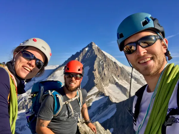Zufriedene Gesichter auf dem Geisshorn. Hinten das Aletschhorn