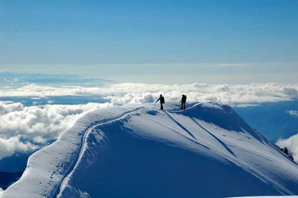 Eine weitere Seilschaft kommt auf dem Gipfel an