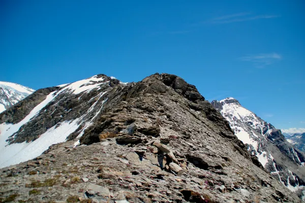 Der weitere Gratverlauf auf dem Mont Rouge du Giétro. Hinten rechts der P.3375