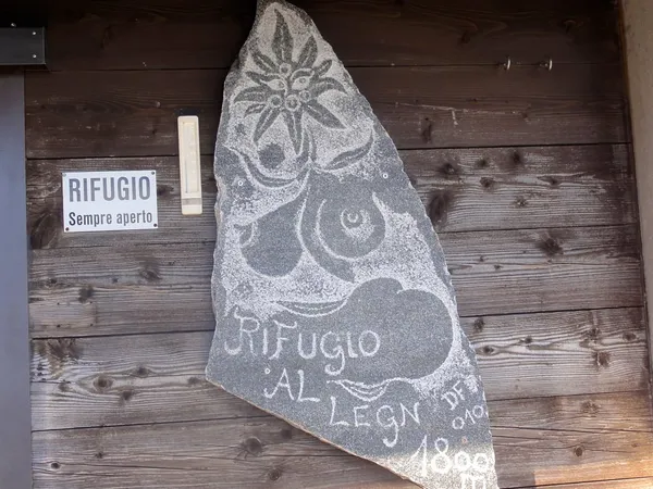 Hüttenschild mit einigem Interpretationsspielraum