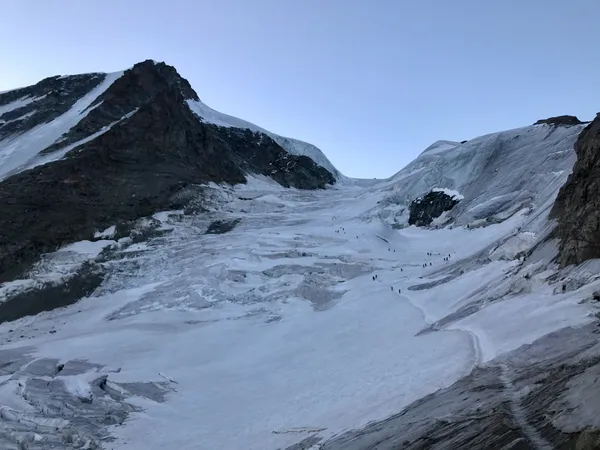 Hier betreten wir den Gletscher