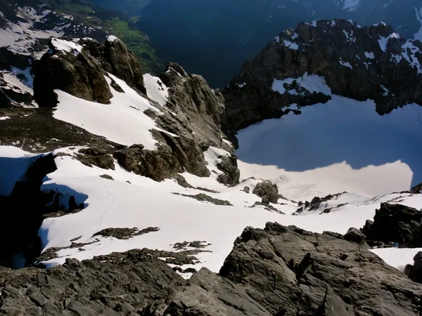 Tiefblick vom Gipfel zum Stäfelifirn