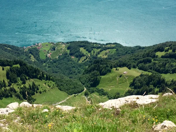 Tiefblick Leistchamm. Unten Quinten, dazwischen die Laubegg