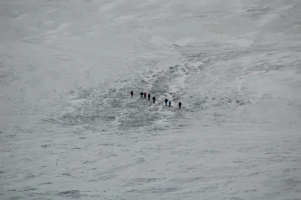 Eine Gruppe Alpinisten kommt von einer Akklimatisationstour zurück