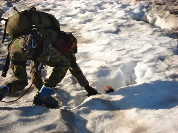 Der Seilführer verschwindet in der Spalte und muss herausgezogen werden