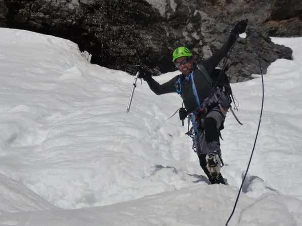 Mit einem Sprung über den Bergschrund