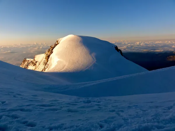 Vincentpyramide im Morgenlicht. Links davon der am Vortag begangene Grat zum Giordanispitz