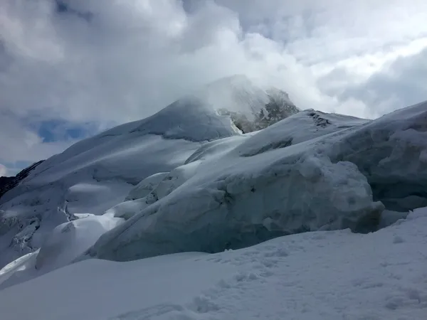 Blick zurück. Im Vordergrund die Spalte, die im Abstieg übersprungen und im Aufstieg umgangen werden muss.