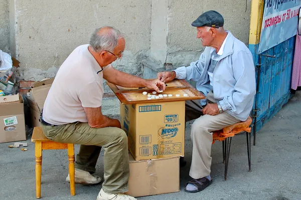 Brettgespielt wird überall am Strassenrand