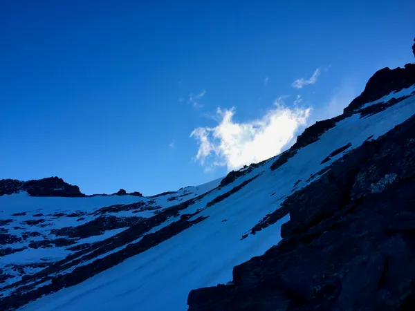 Die Route führt meist nördlich des Grats durch