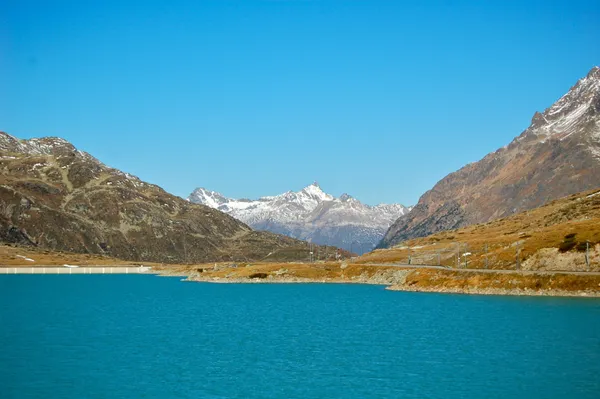 Lago Bianco am Berninapass. Dahinter der Piz Ot