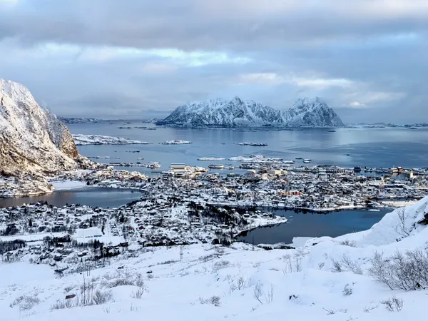 Svolvær in der Nachmittagssonne