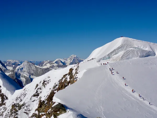 Viel Verkehr am Bishorn Hauptgipfel (vom Ostgipfel aus gesehen)