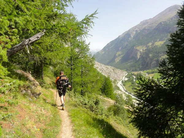 Abstieg nach Randa, hinten der Felssturz von 1991