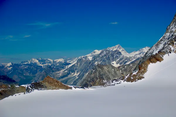 Über den Glacier du Giétro geschaut. Hinten das Weisshorn