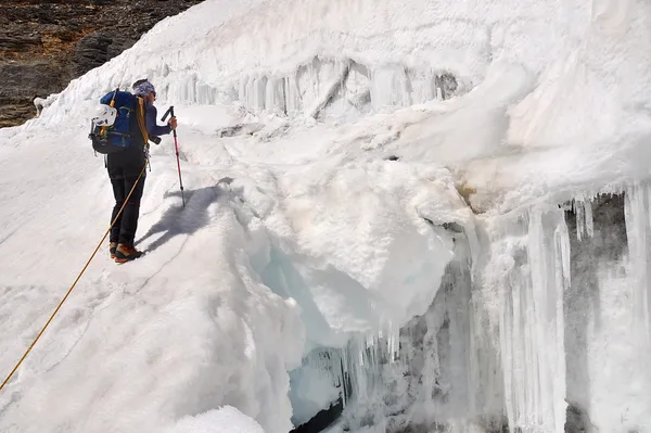 Der Bergschrund am unteren Mönchsjoch wird inspiziert