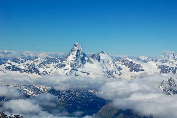 Nochmals der König des Mattertals. Und ganz hinten rechts der Mont Blanc mit Kappe