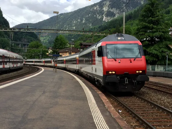 Einer der zahlreichen Extrazüge bei der Einfahrt in Faido.