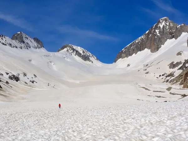 Blick zurück zum Oberaarjoch. Die Wolken über dem Oberaarhorn sind wieder verschwunden