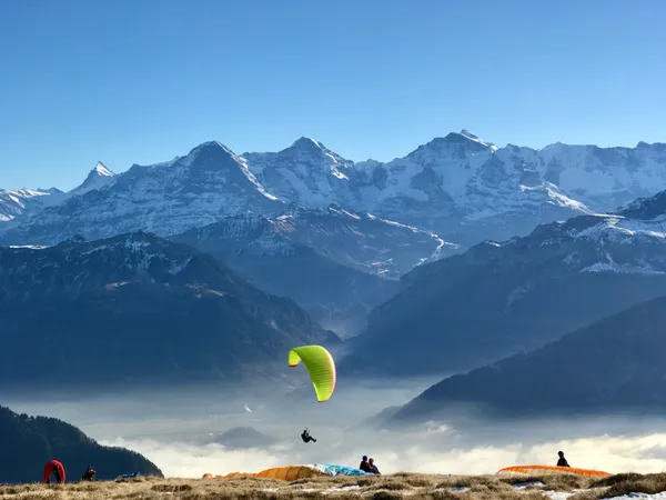 Ein Gleitschirm startet vor grosser Kulisse