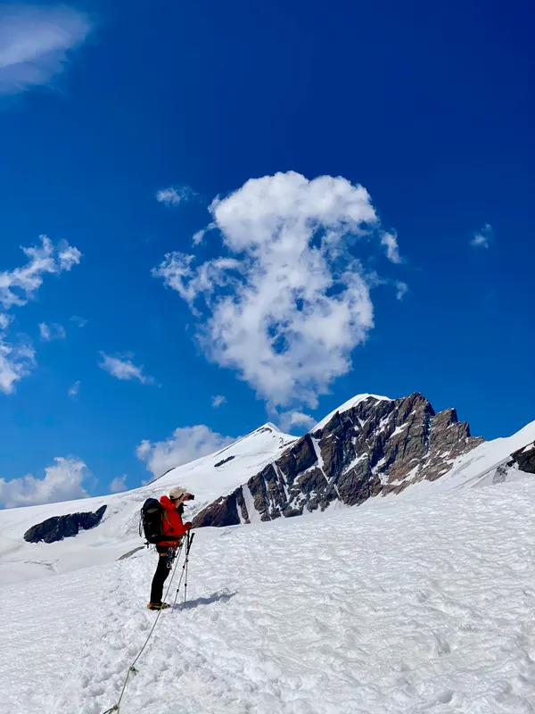 Prüfender Blick zum morgigen Felsaufstieg auf den Mittelgipfel