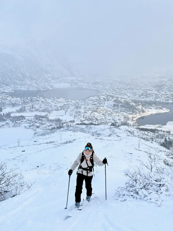 Im Aufstieg zum Gipfel; unten liegt Svolvær