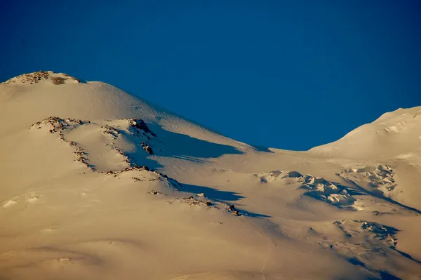 Zoom zur Traverse zwischen Aufstiegsroute Ost- und Westgipfel. Rechts oberhalb der Lenz Rocks sind einige Leute im Aufstieg.